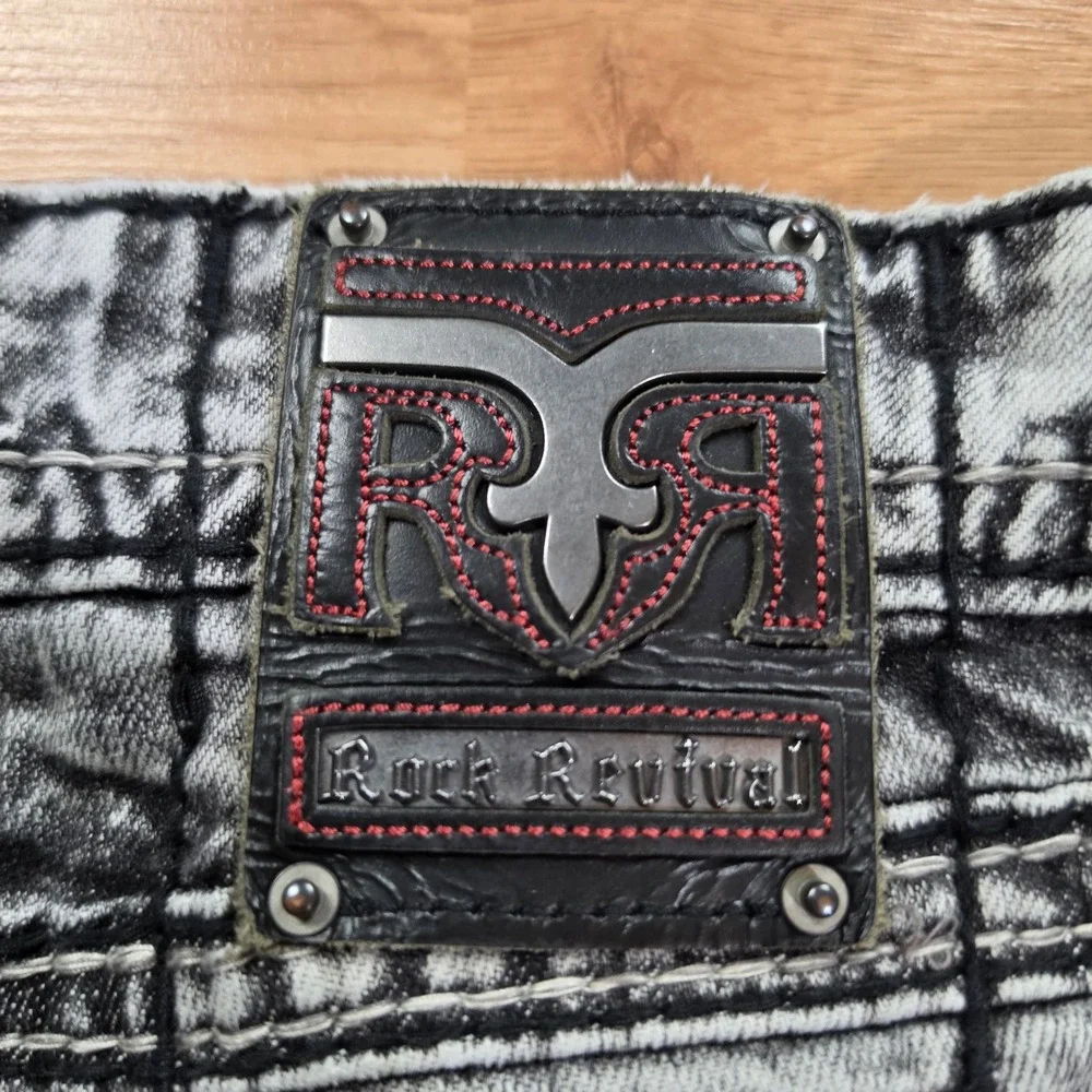 Rock Revival Kliner Shorts Mens 40 TJ2468H205 Acid Wash Grey Denim Fleur-De-Lis